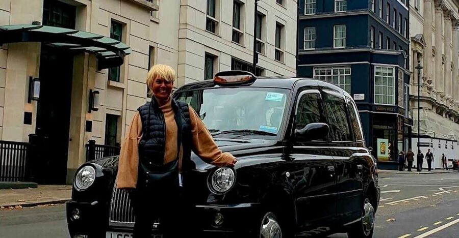 London: Monuments & Back Streets Guided Tour in Black Taxi - Key points at a glance