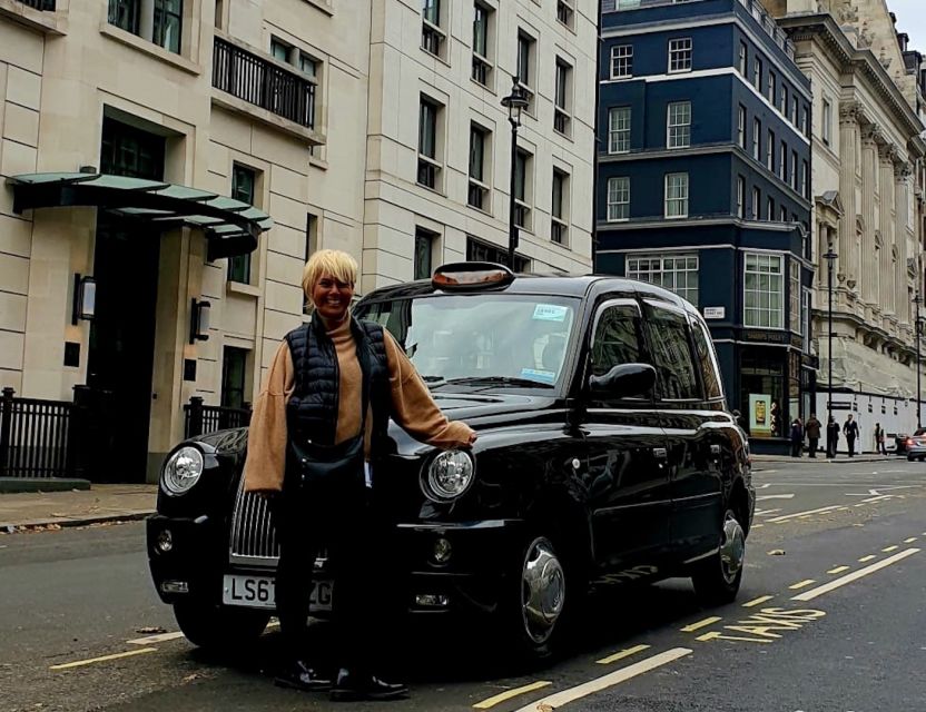 London: Monuments & Back Streets Guided Tour in Black Taxi - Buckingham Palace and the ceremonial heart of London