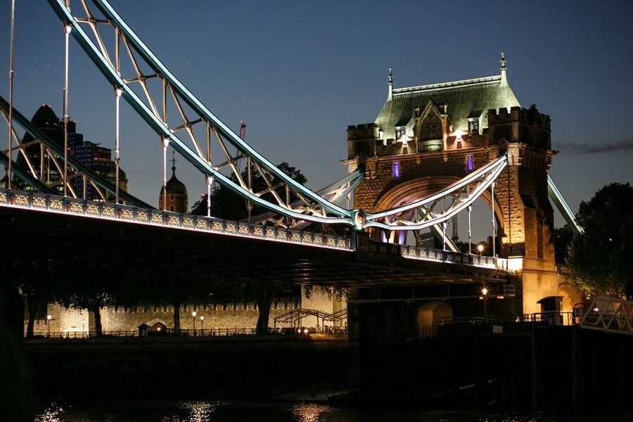 London: Murder Mystery Cruise With 3-Course Dinner - Boarding at Tower Pier for a theatrical evening