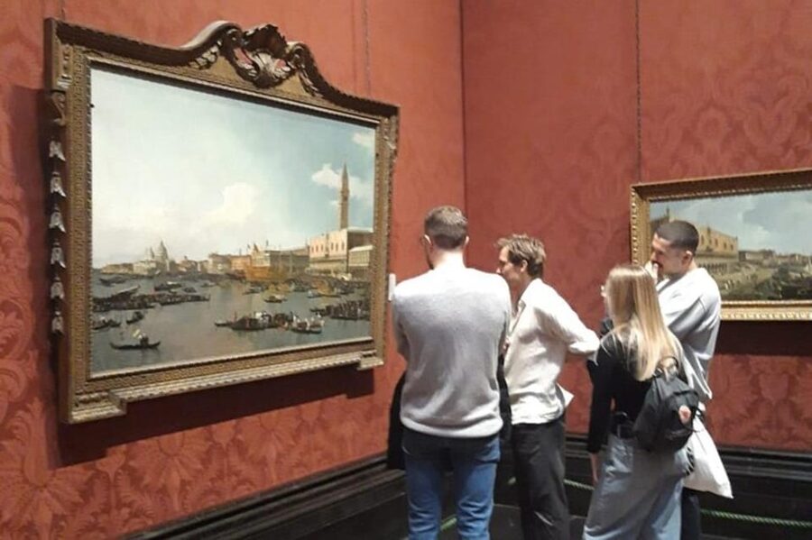 London: National Gallery Private Tour with Fast Track Entry - Meeting your guide at the National Gallery