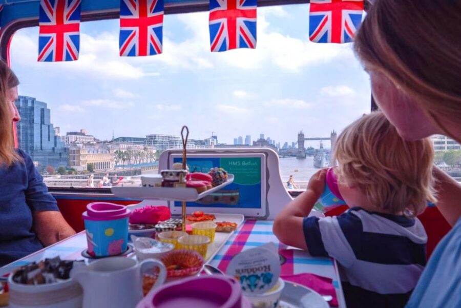 London: Peppa Pig Bus Tour with Entertainment - Starting beside Temple Station
