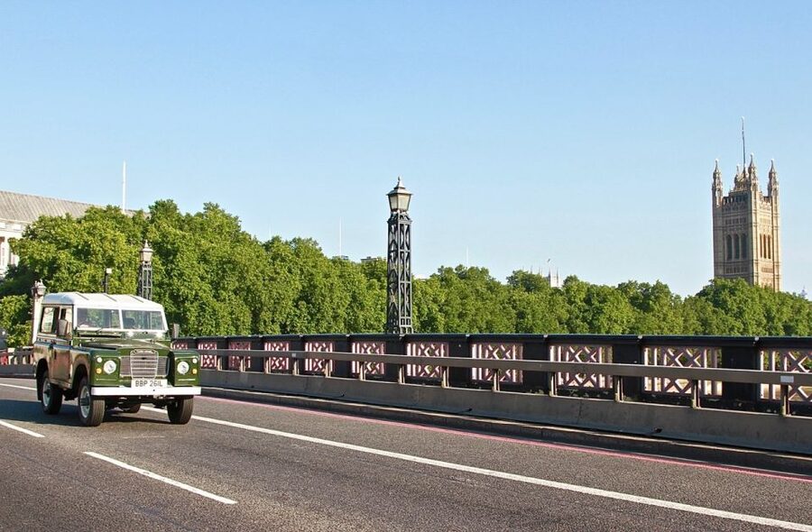 London: Private City Tour - Trafalgar Square and Piccadilly Circus set the tone