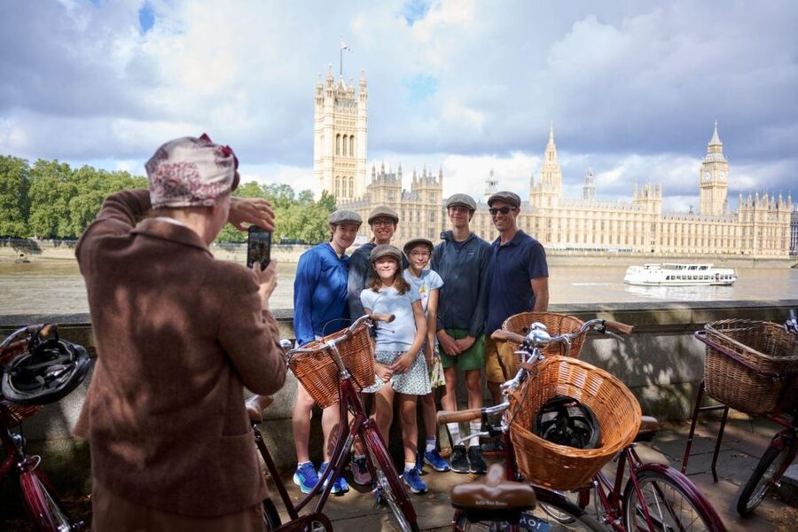 London: Private Family Guided Bike Tour with Childseats - Through St. James’s Park to Buckingham Palace