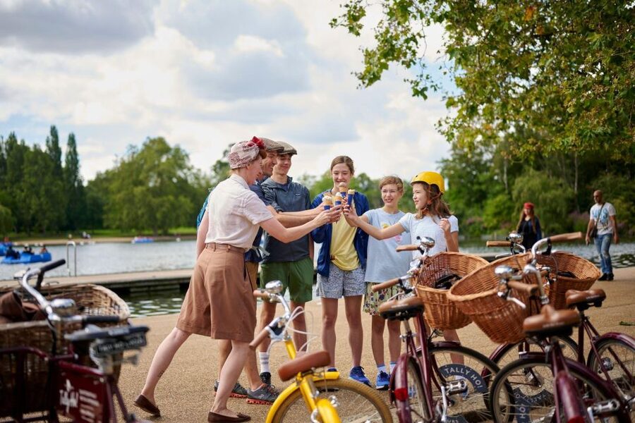 London: Private Family Guided Bike Tour with Childseats - Leake Street and the spray-paint stop