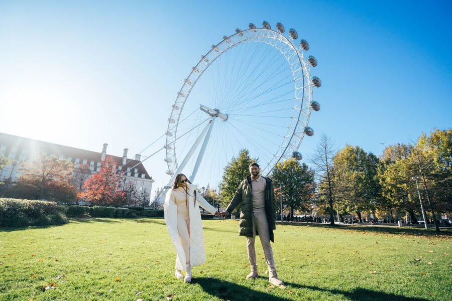 London: Private Photo Session in Westminster - Meeting Pris at Westminster Station