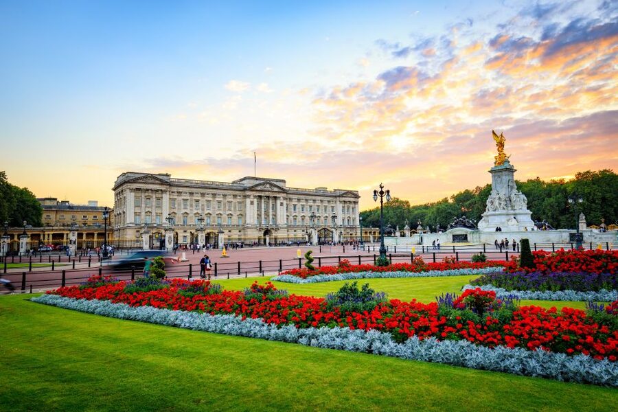 London: Private Royal Tour with Changing of the Guard - A royal ceremony with a practical Westminster tour