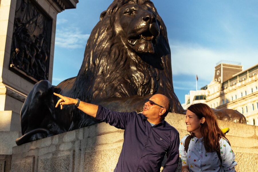 London: Private Tour with Locals – Highlights & Hidden Gems - Key points at a glance