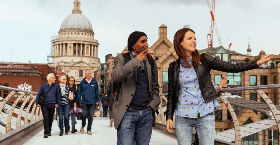 London: Private Tour with Locals – Highlights & Hidden Gems - Trafalgar Square and the classic London view