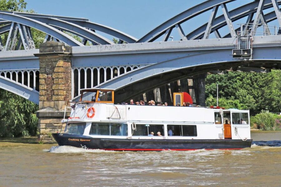 London: Richmond to Hampton Court River Thames Cruise - The first stretch along the Thames