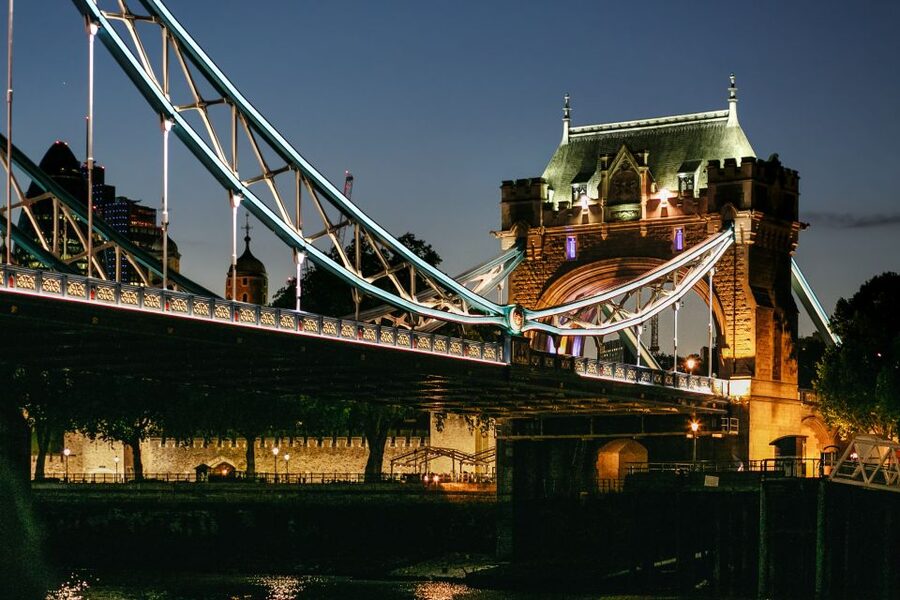 London: River Thames Dinner Cruise - Live music, cabaret, and a small dance floor
