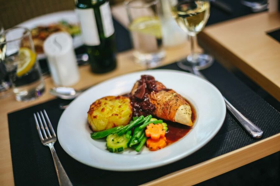 London: River Thames Dinner Cruise - Is $94 good value for three hours?