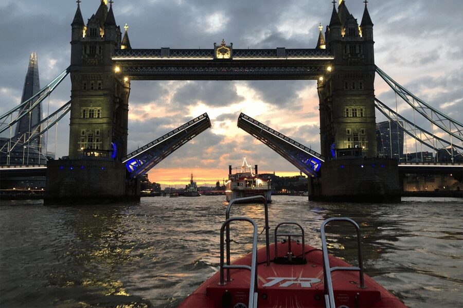London: River Thames Sunset Speedboat Experience with Drink - Boarding beneath the London Eye
