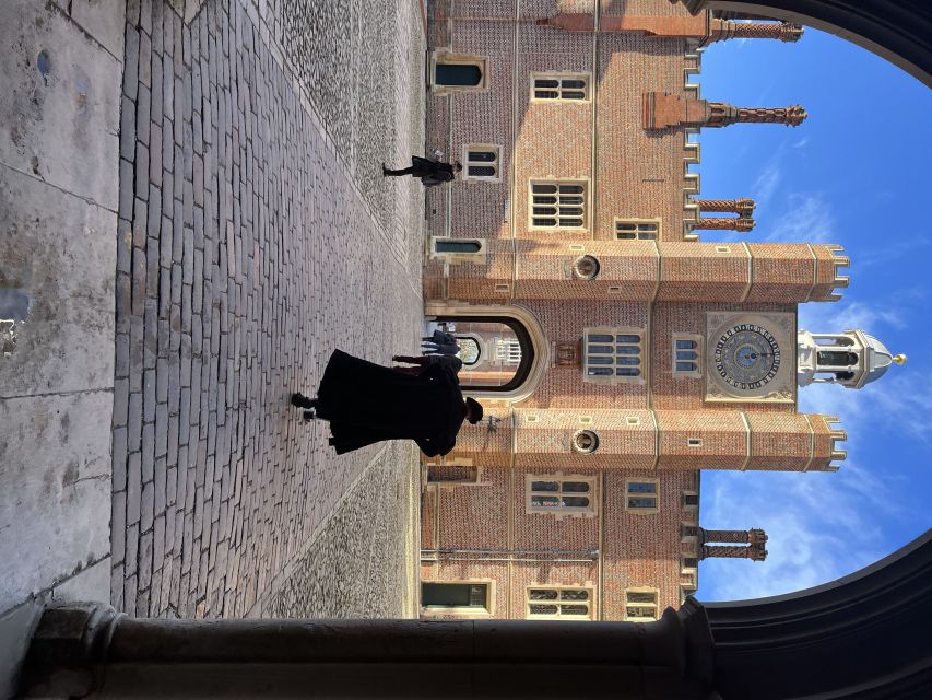 London: Royal Hampton Court Guided Tour with Afternoon Tea - Anne Boleyn’s Gatehouse and the Tudor courtyards