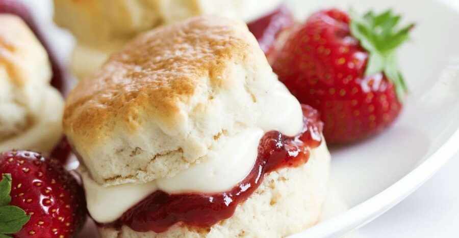 London: Royal Hampton Court Guided Tour with Afternoon Tea - Meeting at the railway station