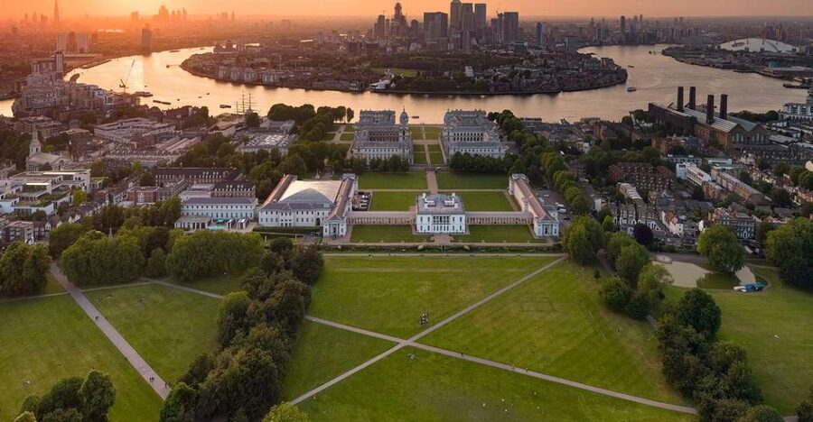 London: Royal Museums Greenwich Day Pass - Walking downhill through the park to Cutty Sark