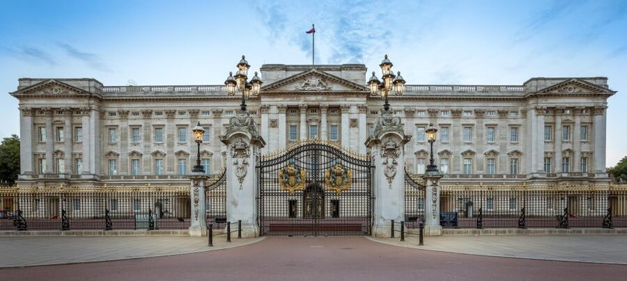 London Royal Tour - Buckingham Palace Entry - 12 guests 2,5h - The Queen Victoria Memorial and Buckingham Palace Garden