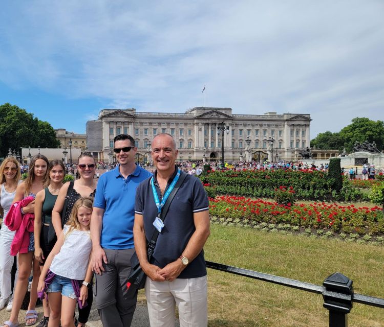 London: Royal Walking Tour and Buckingham Palace Audio Tour - From St James’s Square to the royal route