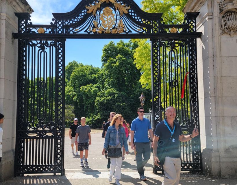 London: Royal Walking Tour and Buckingham Palace Audio Tour - What $100 buys you in London
