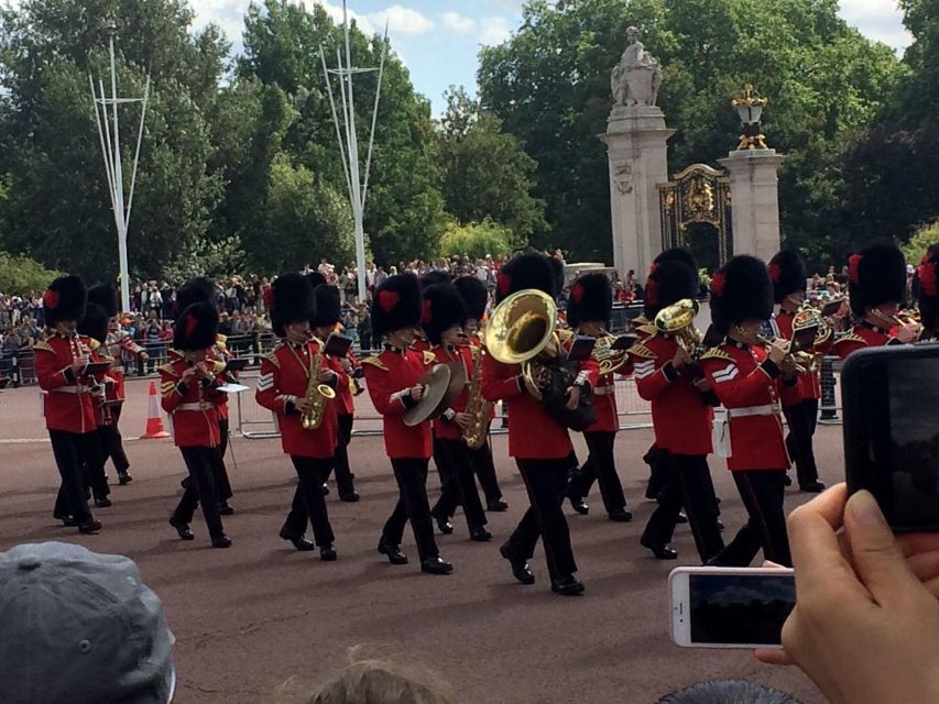 London: Royalty Walking Tour with Changing of The Guard - Trafalgar Square and Horse Guards Parade