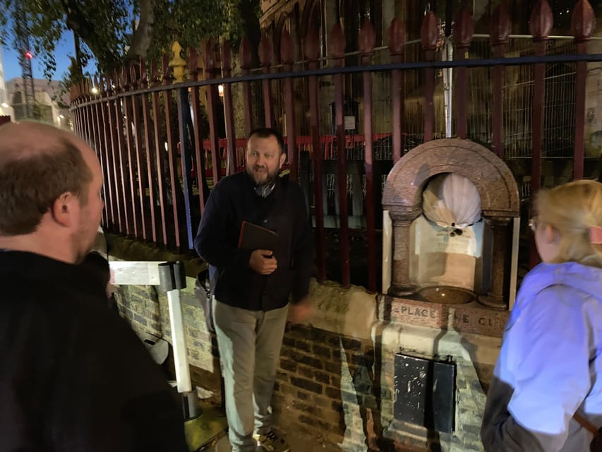 London's Ghosts & Gruesome Past Nighttime Walking Tour - Why this London night walk is different