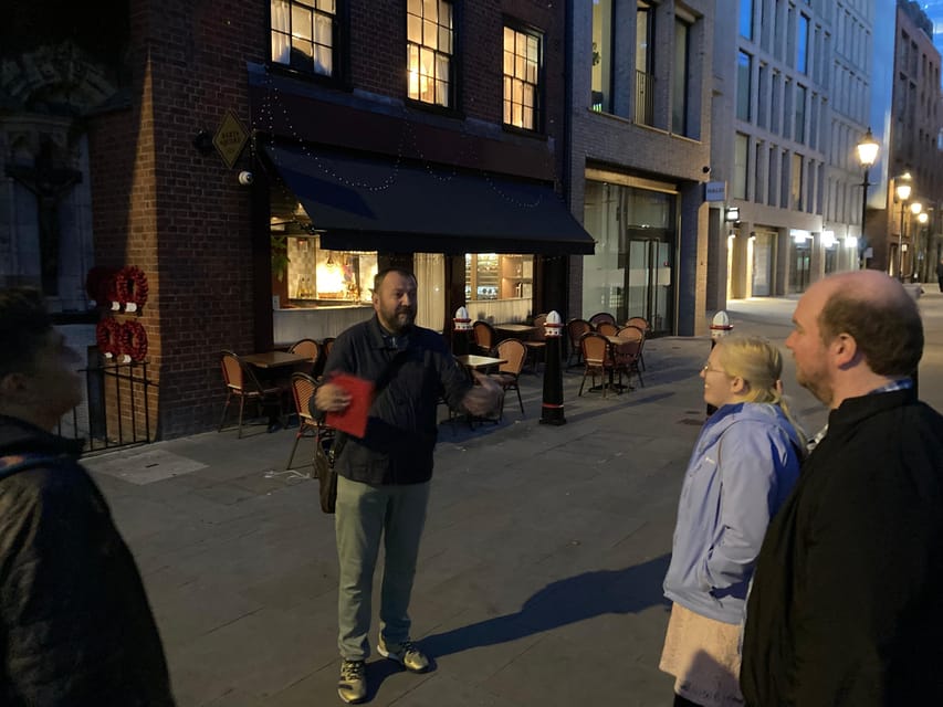 London's Ghosts & Gruesome Past Nighttime Walking Tour - Holy Sepulchre Church and the business of grave robbing