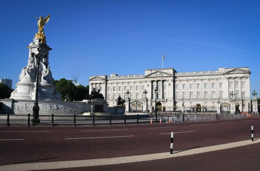 London: Sherlock Holmes Museum & Westminster Walking Tour - Trafalgar Square, Horse Guards Parade, and Downing Street