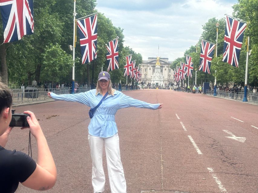 London: Sightseeing Black Cab Tour with Hotel Pickup - Trafalgar Square, Piccadilly, and the West End