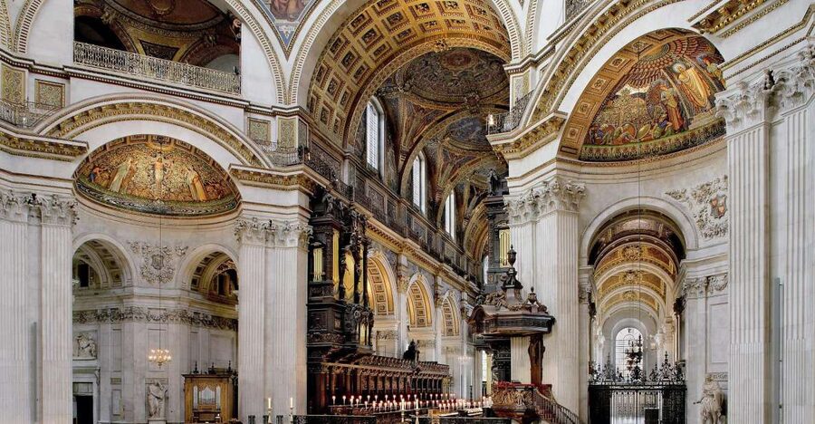 London: St Paul's Cathedral Entry Ticket - Using the multimedia guide on the cathedral floor
