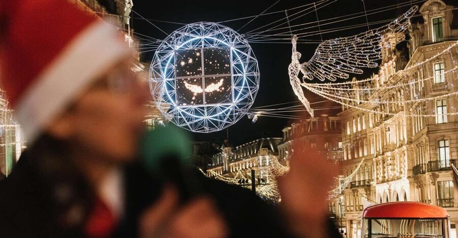 London: Tootbus Christmas Lights Tour incl walking tours - What one hour can show you
