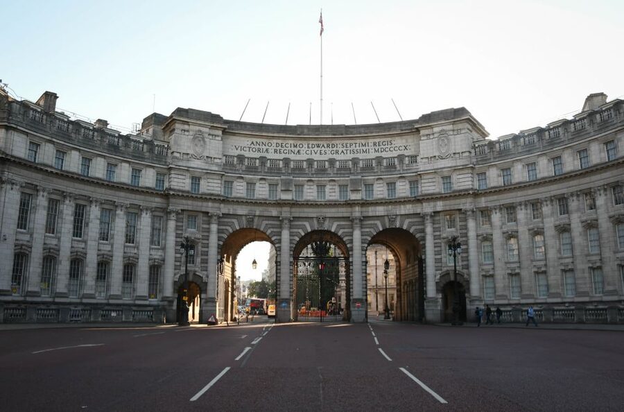 London: Top 30 Sights Walking Tour and London Dungeon Entry - St Paul’s Cathedral and the river views