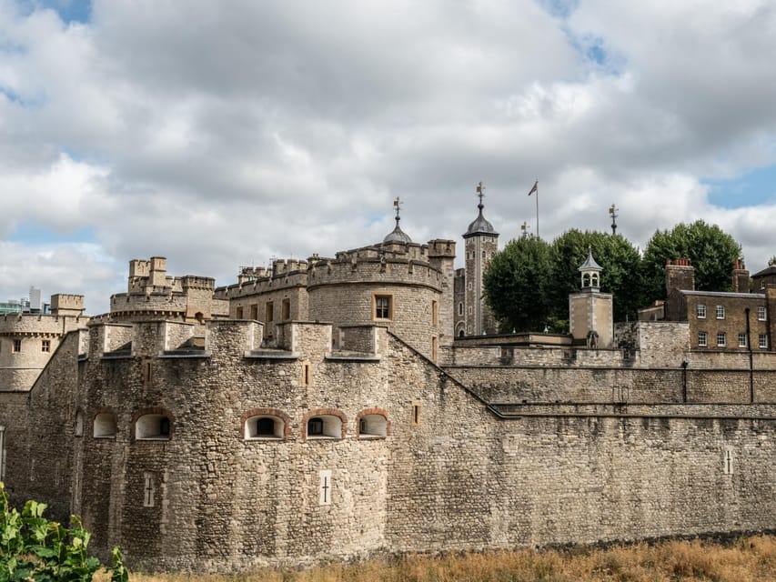London: Top 30 Sights Walking Tour and Tower of London Entry - What the $118 price gives you