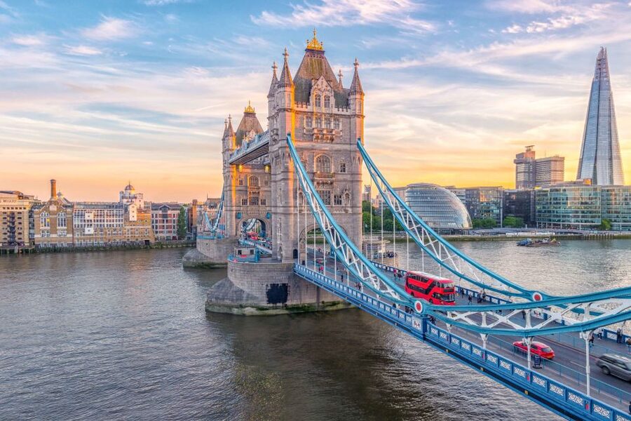 London: Top 30 Sights Walking Tour & St Pauls Cathedral - Starting beside the Ritz and heading to Buckingham Palace