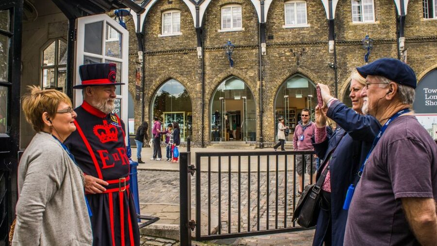 London: Tower of London & Changing of the Guard Experience - Choosing between Buckingham Palace and Horse Guards Parade