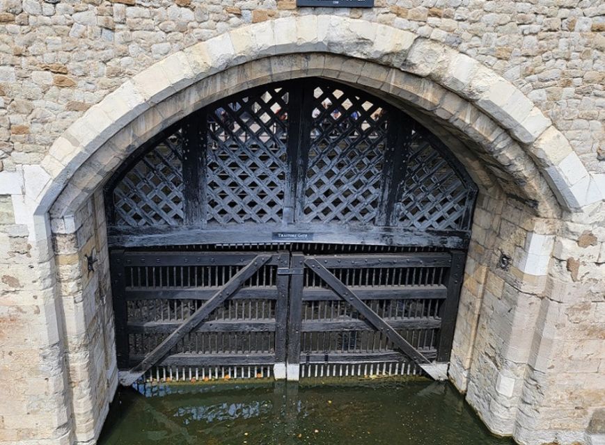 London: Tower of London Guided Tour with Boat Ride - The Inner Ward and Outer Ward: seeing the castle as a fortress