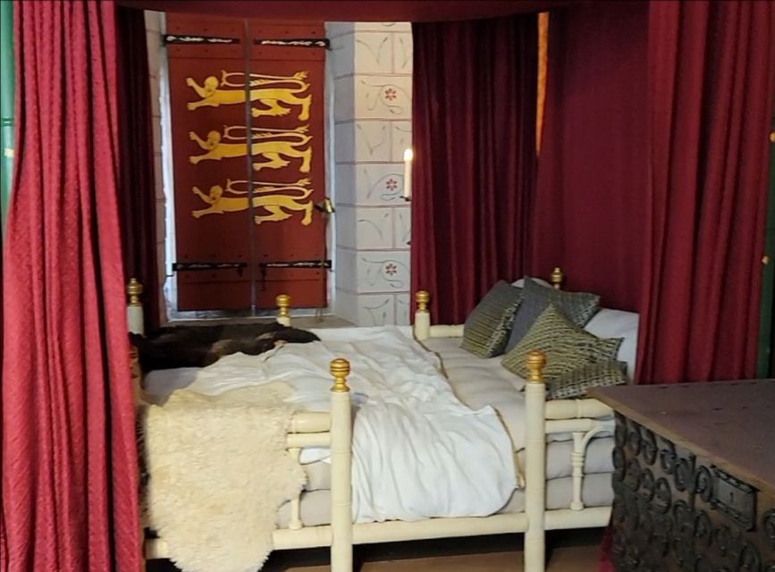 London: Tower of London Guided Tour with Boat Ride - Prisoners, punishment, and the Tower’s darker stories
