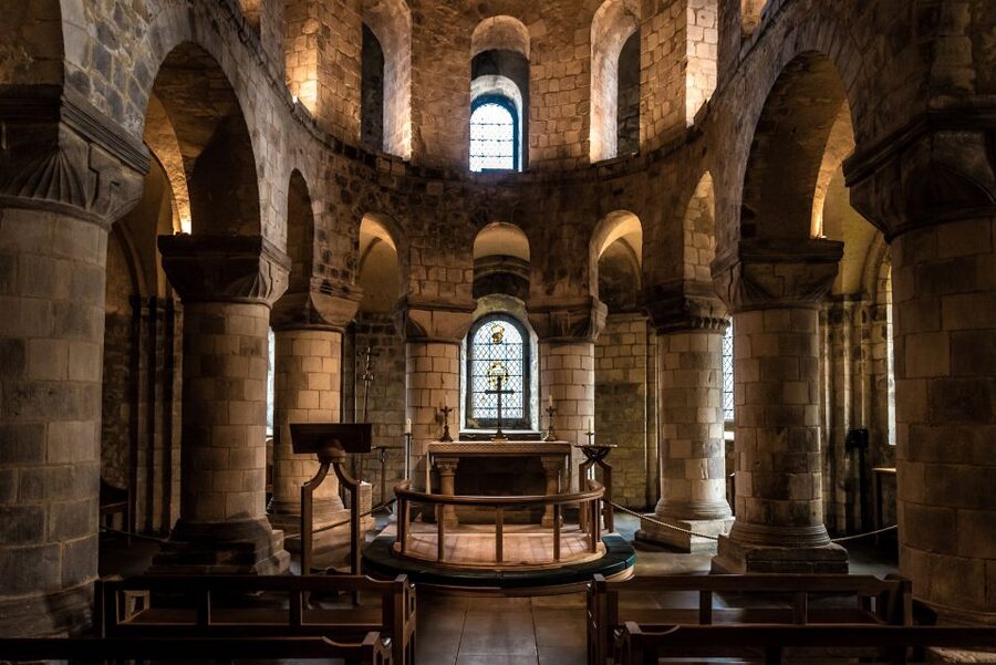 London: Tower of London Guided Tour with Crown Jewels Option - What the guides add to the visit