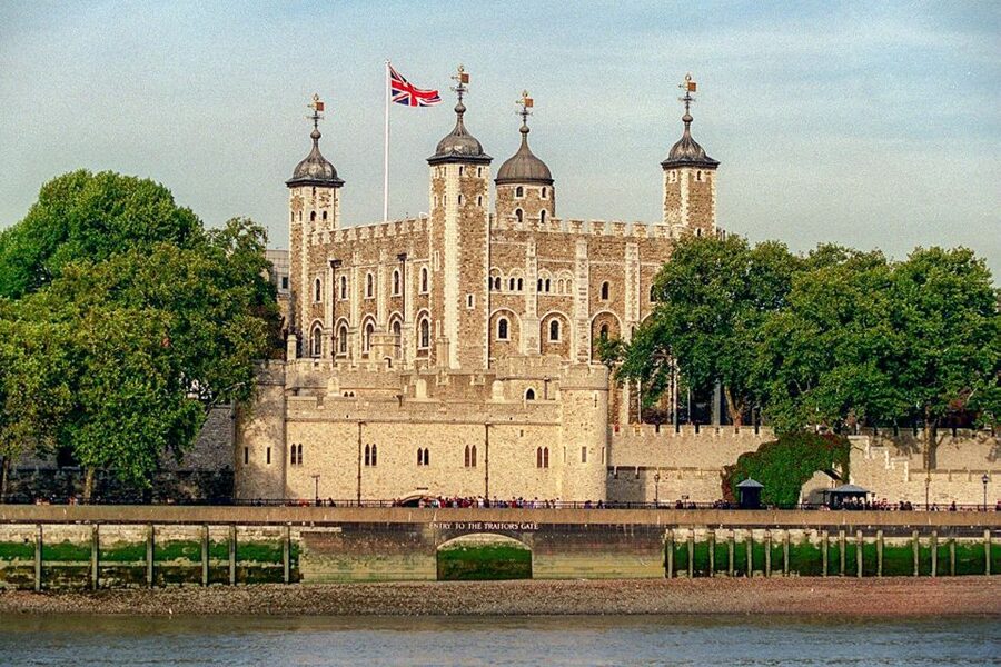 London: Tower of London, Thames Boat & Changing of the Guard - Choosing the Changing of the Guard or Westminster