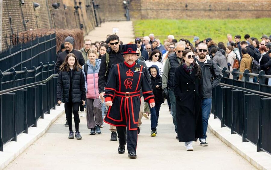 London: Tower of London, Thames Boat & Changing of the Guard - The guides make the fast pace work