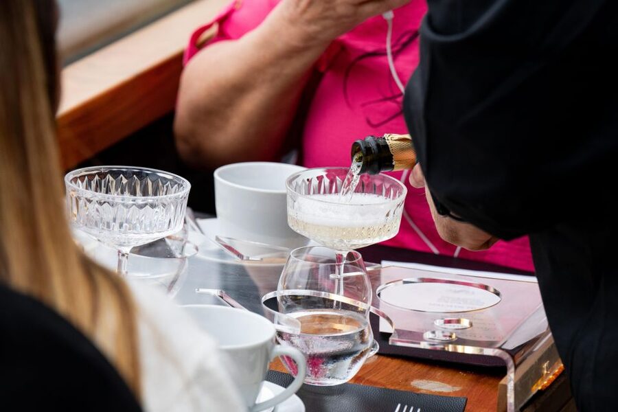 London: Traditional Afternoon Tea Tour in a Luxury Coach - Why London traffic changes the experience