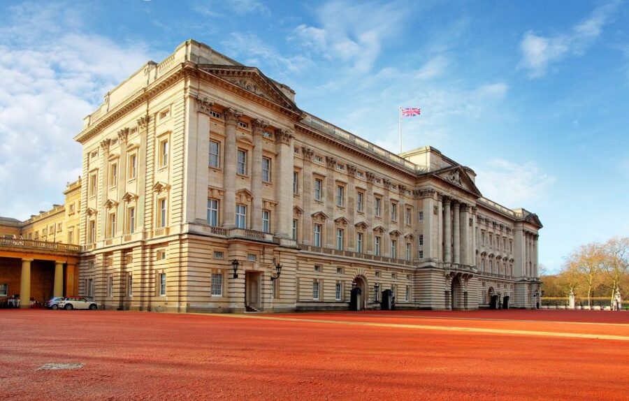 London Vintage Bus Tour and Cream Tea at Harrods - Guides, group flow, and practical comfort