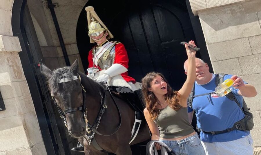 London: Westminster and Changing of the Guard Tour - Buckingham Palace and the opening royal view