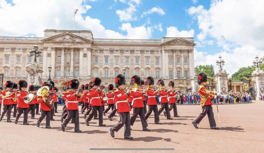 London: Westminster and Changing of the Guard Tour - St James’s Park, parakeets, and pelicans