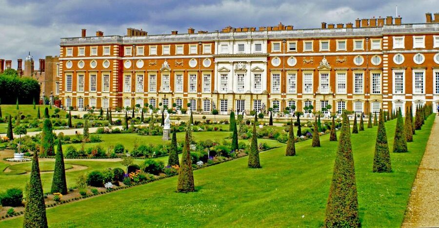 London: Windsor Castle & Henry VIII's Hampton Court Palace - Windsor Castle: royal ceremony that still has a purpose