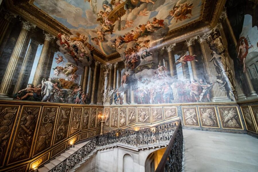 London: Windsor Castle & Henry VIII's Hampton Court Palace - The coach, guide, and long day on the road