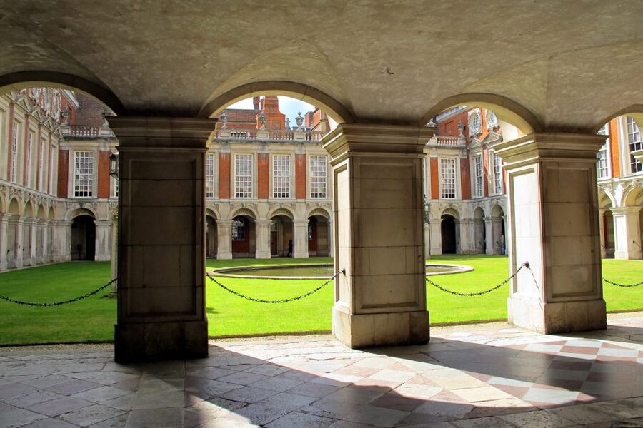 London: Windsor Castle & Henry VIII's Hampton Court Palace - Hampton Court Palace: Henry VIII’s grand Tudor world