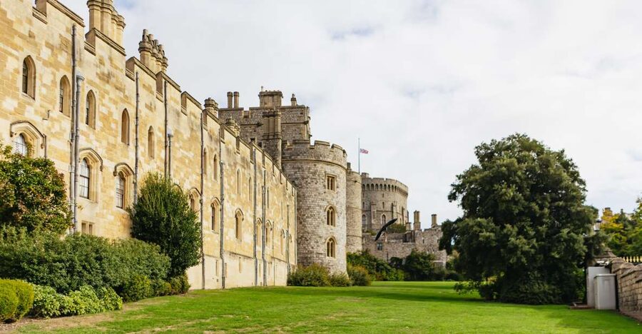 London: Windsor Castle, Stonehenge & Bath Full-Day Tour - Starting in Victoria and settling into the coach