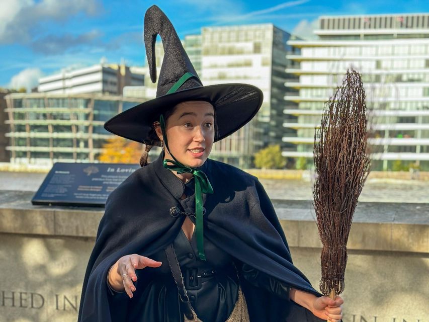 London: Witches and History Bankside Walking Tour - What the guide style adds
