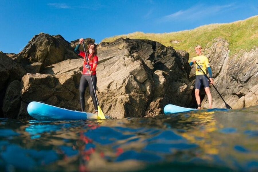 Newquay: Paddleboarding Lesson & Tour - Down the rocky slope to the water