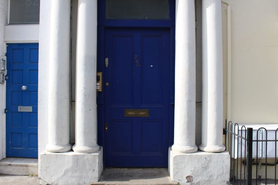 Notting Hill Walking Tour - The blue door and Notting Hill on screen