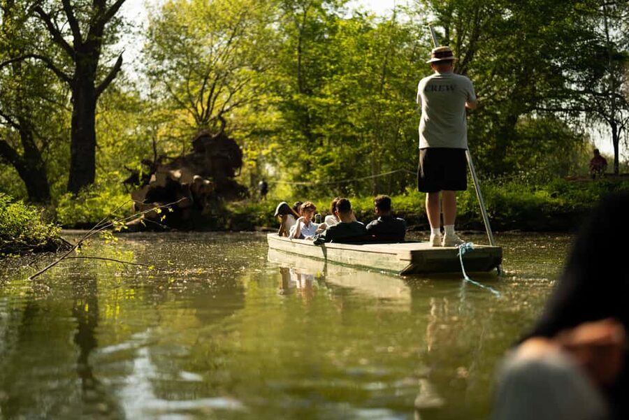 Oxford: Alumni-Led Walking & Punting Tour w/opt New College - Seeing Oxford through a student’s eyes